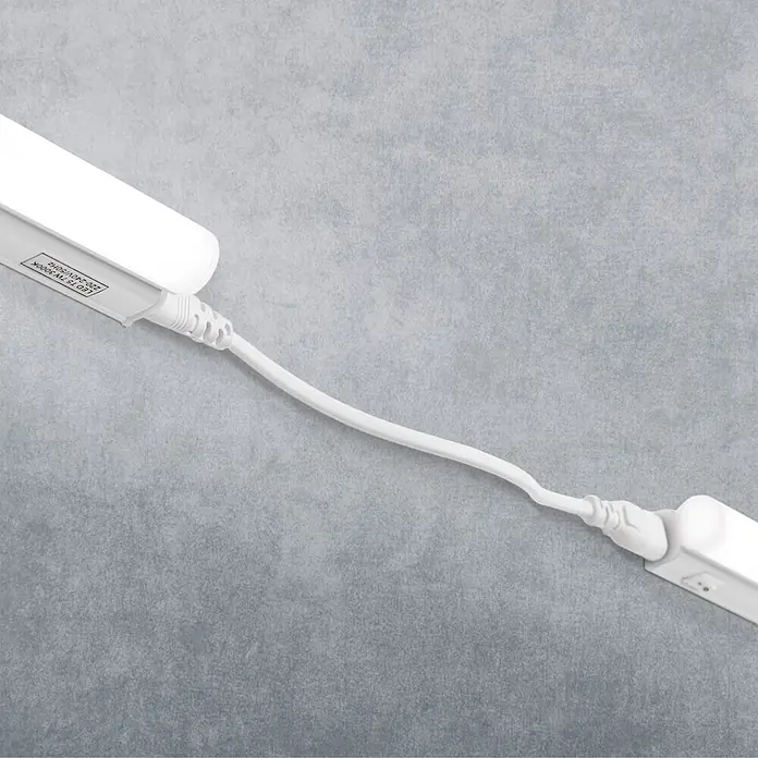 Orion Leuchten LED-Unterbauleuchte - L x B x H: 87,7 x 3,6 x 2,3 cm, 230 V - Weiße LED T5 Lichtleiste, mit weißem Kabel an ein weiteres weißes Segment mit Schalter verbunden.