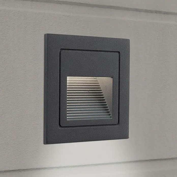 Orion Leuchten LED-Einbauleuchte -  - Quadratische, dunkelgraue, strukturierte LED-Stufenleuchte mit horizontalen Lamellen, die warmes Licht nach unten abgibt.