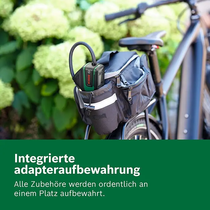 Bosch Akku-Luftpumpe Pneo Fahrradtasche - 3,6 V, Max. Druck: 10,3 bar - Grüne und schwarze Bosch Luftpumpe mit Schlauch in einer schwarzen Fahrradtasche am Fahrrad.