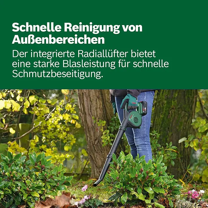Bosch Power for All 18V Akku-Laubbläser UniversalLeafBlower 18V-130 - 18 V, Li-Ionen, Ohne Akku, Blasgeschwindigkeit: 185 km/h - Eine Person nutzt einen grün-schwarzen Bosch Laubbläser in einem Garten zur Reinigung von Laub und Schmutz.