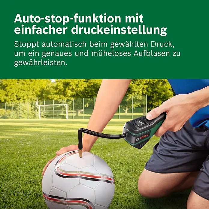Bosch Akku-Luftpumpe Pneo Fahrradtasche - 3,6 V, Max. Druck: 10,3 bar - Eine Person nutzt eine schwarz-grüne Bosch tragbare Luftpumpe, um einen weißen Fußball auf einem Rasenplatz aufzupumpen.