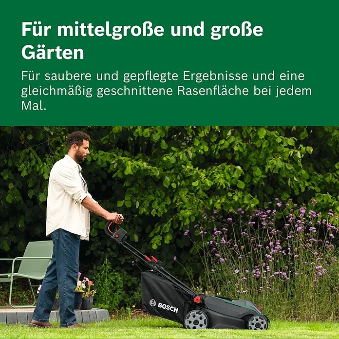 Bosch Power for All 18V Akku-Rasenmäher ROTAK18V2-43 - Ohne Akku, Schnittbreite: 43 cm - Ein Mann mäht den Rasen in einem Garten mit einem schwarz-grünen Bosch Rasenmäher.