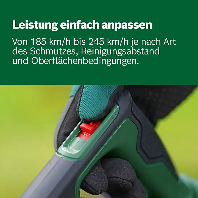 Bosch Power for All 18V Akku-Laubbläser UniversalLeafBlower 18V-130 - 18 V, Li-Ionen, Ohne Akku, Blasgeschwindigkeit: 185 km/h - Nahaufnahme einer Person mit schwarzen Handschuhen, die ein grünes und schwarzes Elektrowerkzeug mit rotem Knopf hält.
