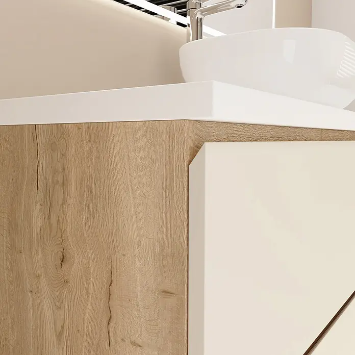 Mueble bajo de lavabo Isa - An x Pr x Al: 80 x 44,6 x 54,5 cm, Beige, Apertura con uñero ingletado 45 grados - Mueble de baño de madera clara con puerta color crema, encimera blanca y lavabo sobre encimera.