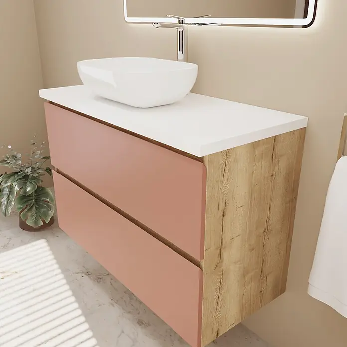 Mueble bajo de lavabo Isa - An x Pr x Al: 60 x 44,6 x 54,5 cm, Rose, Apertura con uñero ingletado 45 grados - Mueble de baño con lavabo sobre encimera blanco, cajones color melocotón y laterales de madera en un baño moderno.