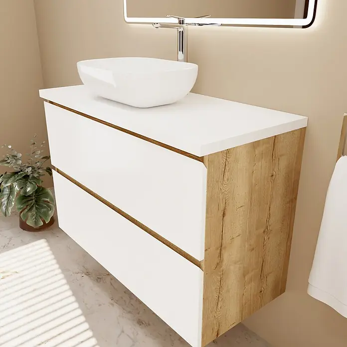 Mueble bajo de lavabo Isa - An x Pr x Al: 120 x 44,6 x 54,5 cm, Blanco seda, Apertura con uñero ingletado 45 grados - Mueble de baño moderno con encimera, lavabo y frentes de cajón blancos, paneles laterales efecto madera, en un baño.