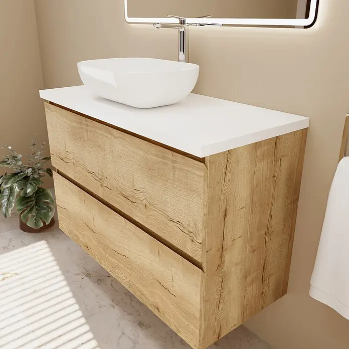 Mueble bajo de lavabo Isa - An x Pr x Al: 90 x 44,6 x 54,5 cm, Roble, Apertura con uñero ingletado 45 grados - Mueble de baño moderno suspendido con acabado de madera clara, encimera blanca y lavabo sobre encimera blanco.