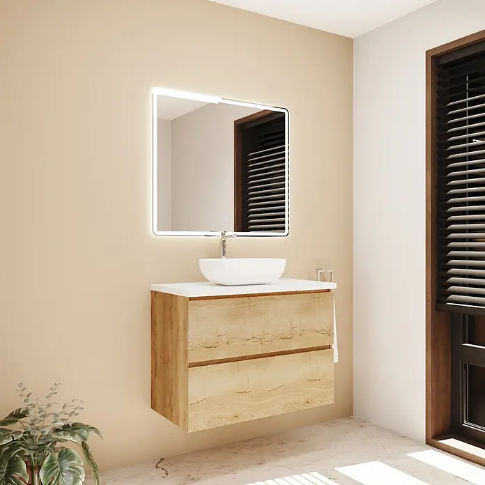 Mueble bajo de lavabo Isa - An x Pr x Al: 90 x 44,6 x 54,5 cm, Roble, Apertura con uñero ingletado 45 grados - Mueble de baño flotante con aspecto de roble claro, lavabo blanco y espejo retroiluminado en un baño moderno.