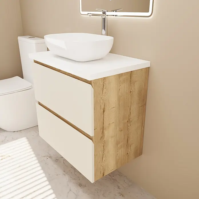 Mueble bajo de lavabo Isa - An x Pr x Al: 80 x 44,6 x 54,5 cm, Beige, Apertura con uñero ingletado 45 grados - Mueble de baño moderno con lavabo sobre encimera blanco, encimera blanca y mueble de madera clara con cajones beige, junto a un inodoro.