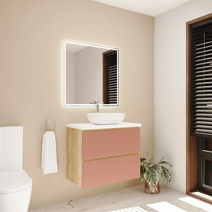 Mueble bajo de lavabo Isa - An x Pr x Al: 80 x 44,6 x 54,5 cm, Rose, Apertura con uñero ingletado 45 grados - Mueble de baño moderno con cajones de madera y coral, lavabo blanco sobre encimera, grifo y espejo iluminado.