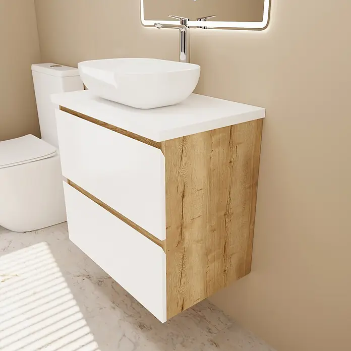 Mueble bajo de lavabo Isa - An x Pr x Al: 70 x 44,6 x 54,5 cm, Blanco seda, Apertura con uñero ingletado 45 grados - Mueble de baño moderno: encimera blanca, lavabo sobre encimera, cajones blancos con laterales de madera, en un baño moderno.