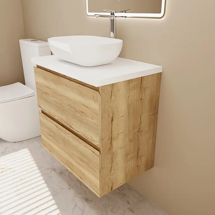 Mueble bajo de lavabo Isa - An x Pr x Al: 70 x 44,6 x 54,5 cm, Roble, Apertura con uñero ingletado 45 grados - Mueble de baño de madera suspendido con dos cajones, encimera blanca y lavabo sobre encimera en un baño moderno.