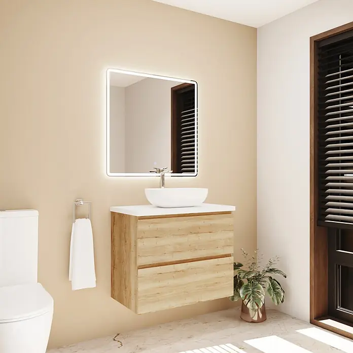Mueble bajo de lavabo Isa - An x Pr x Al: 80 x 44,6 x 54,5 cm, Roble, Apertura con uñero ingletado 45 grados - Baño moderno con tocador flotante de madera clara, lavabo blanco sobre encimera y espejo retroiluminado en pared beige.