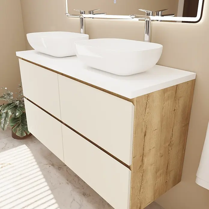 Mueble bajo de lavabo Isa 2 senos - An x Pr x Al: 120 x 44,6 x 54,5 cm, Beige, Apertura con uñero ingletado 45 grados - Mueble de baño doble con dos lavabos de encimera blancos, cajones crema claro y laterales de fusta.