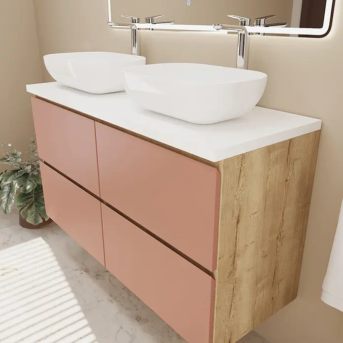Mueble bajo de lavabo Isa 2 senos - An x Pr x Al: 120 x 44,6 x 54,5 cm, Rose, Apertura con uñero ingletado 45 grados - Mueble de baño doble con lavabos sobre encimera blancos, encimera blanca, cajones rosas y panel lateral de madera clara.