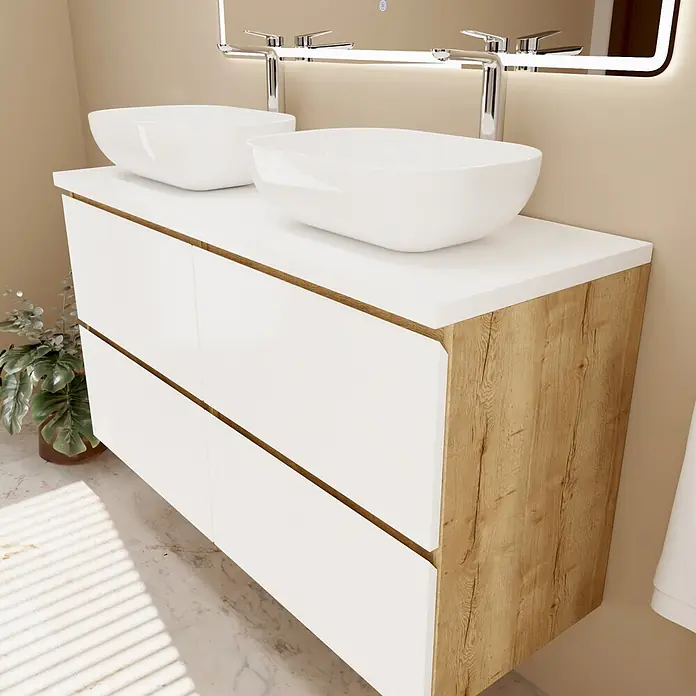 Mueble bajo de lavabo Isa 2 senos - An x Pr x Al: 120 x 44,6 x 54,5 cm, Blanco seda, Apertura con uñero ingletado 45 grados - Mueble de baño doble moderno con dos lavabos blancos, cajones blancos y paneles efecto madera, en un baño claro.
