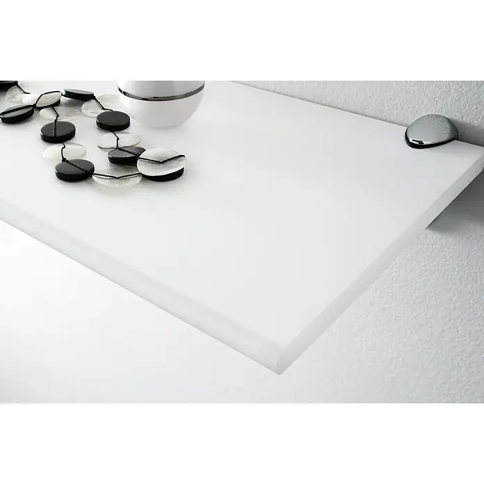 Format Regalboden Joker - L x B x H: 60 x 28 x 1,8 cm, Weiß - Das Bild zeigt ein schwebendes weißes Regal mit Deko-Elementen. Das Regal ist schlicht und modern, ideal für minimalistische Einrichtungen.