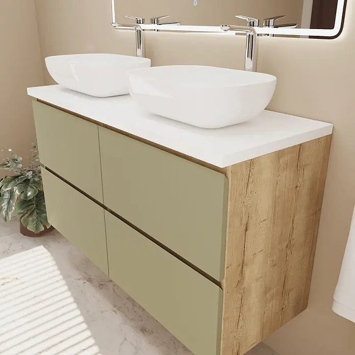 Mueble bajo de lavabo Isa 2 senos - An x Pr x Al: 120 x 44,6 x 54,5 cm, Verde, Apertura con uñero ingletado 45 grados - Mueble de baño doble con cajones verde claro, laterales de madera clara y encimera blanca con dos lavabos de sobreponer blancos.