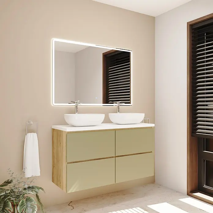 Mueble bajo de lavabo Isa 2 senos - An x Pr x Al: 120 x 44,6 x 54,5 cm, Verde, Apertura con uñero ingletado 45 grados - Mueble de baño moderno con espejo retroiluminado LED, dos lavabos sobre encimera blancos y un mueble de madera clara y verde pálido.