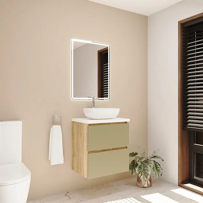 Mueble bajo de lavabo Isa - An x Pr x Al: 60 x 44,6 x 54,5 cm, Verde, Apertura con uñero ingletado 45 grados - Mueble de baño moderno con marco efecto madera y cajones verde claro, lavabo sobre encimera blanco y espejo iluminado.