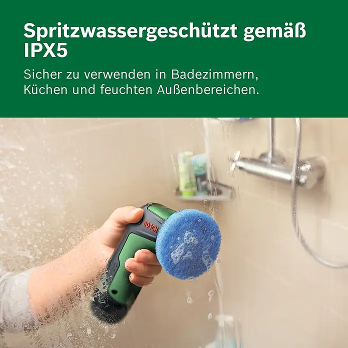 Bosch Akku-Reinigungsbürste Taydo Set - 3,6 V, 1 Akku, 15 -tlg. - Eine Hand reinigt eine Duschwand mit einem grünen Bosch Elektroschrubber und blauem Pad.