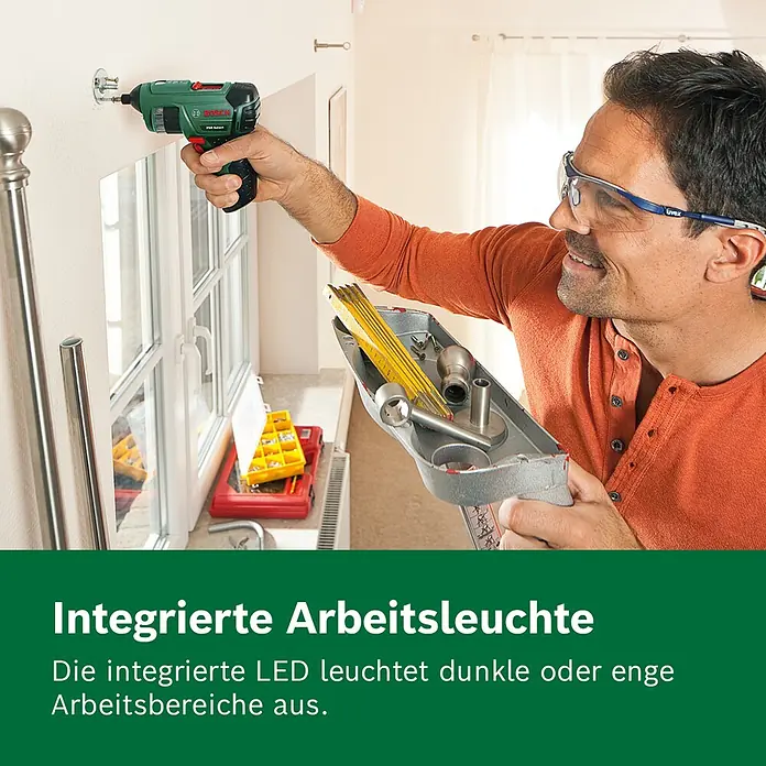 Bosch Akkuschrauber PSR Select - 3,6 V, 1 Akku, 2 Ah, 4,5 Nm - Mann befestigt mit grün-schwarzem Bosch PSR Select Schrauber eine Schraube in der Wand, trägt Schutzbrille.