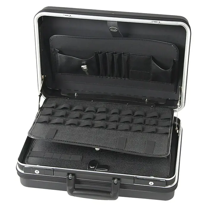 Hepco & Becker Werkzeugkoffer Classic 5110 - L x B: 370 x 490 mm, Höhe: 160 mm, ABS Pro - Geöffneter schwarzer Werkzeugkoffer mit silberfarbenen Akzenten und Inneneinteilungen zur Aufbewahrung und Organisation von Werkzeugen.