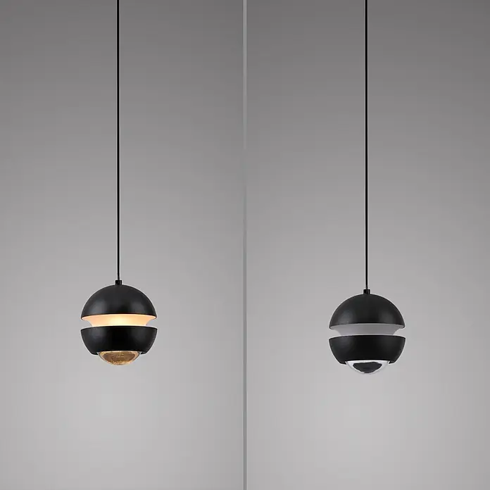 Just Light LED-Pendelleuchte Lini - 4,5 W, L x B x H: 10 x 10 x 10 cm, Schwarz, Warmweiß - Zwei schwarze, kugelförmige Pendelleuchten; eine beleuchtet mit warmem Glühen, die andere unbeleuchtet.