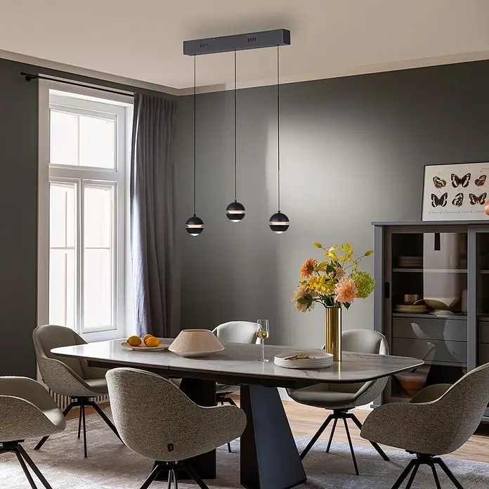 Just Light LED-Pendelleuchte Lini - 13,5 W, L x B x H: 10 x 60 x 22 cm, Schwarz, Warmweiß - Moderner Esstisch mit heller Marmorplatte und dunklem Sockelfuß, zentral in einem modernen Esszimmer.