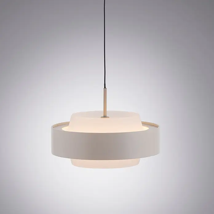Just Light Pendelleuchte rund Elmo - 18 W, Ø x H: 17,5 x 200 cm, Sandbeige, Anzahl Leuchtmittel: 1 Stk. - Weiße, geschichtete Pendelleuchte mit hellen Holzdetails, die den Raum beleuchtet.