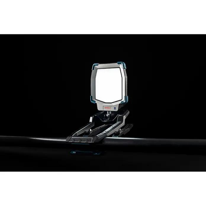 Mareld LED-Strahler Shiny 5000 - 50 W, 5.000 lm, 6.500 K, L x B x H: 28,6 x 18 x 10,2 cm, IP65 - Tragbare LED-Arbeitsleuchte mit heller weißer Fläche, grau-blauem Gehäuse und schwarzem Klemmfuß an einer Stange befestigt.