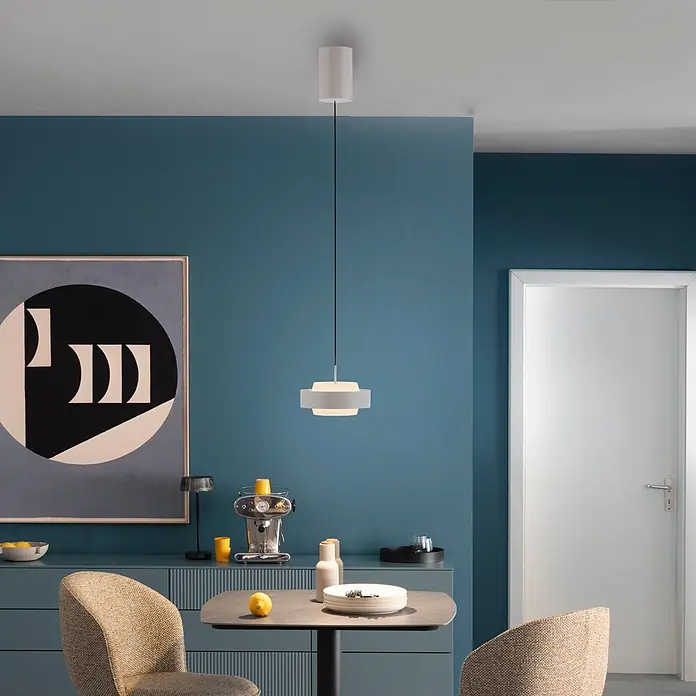 Just Light Pendelleuchte rund Elmo - 18 W, Ø x H: 17,5 x 200 cm, Sandbeige, Anzahl Leuchtmittel: 1 Stk. - Weiße Pendelleuchte mit Schichten-Design, von der Decke hängend, beleuchtet einen Essbereich.
