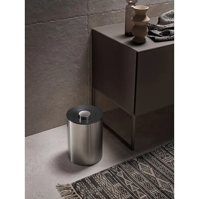 Keuco Kosmetikeimer Plan - 5 l, Edelstahl, Chrom, schwarz - Zylindrischer Edelstahlbehälter mit schwarzem Deckel, auf Fliesenboden neben einem modernen Waschtisch. Funktionell und schlank.