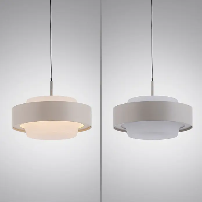 Just Light Pendelleuchte rund Elmo - 18 W, Ø x H: 17,5 x 200 cm, Sandbeige, Anzahl Leuchtmittel: 1 Stk. - Moderne runde Pendelleuchte mit beigem Metallband und mattem Diffusor, beleuchtet und unbeleuchtet gezeigt.