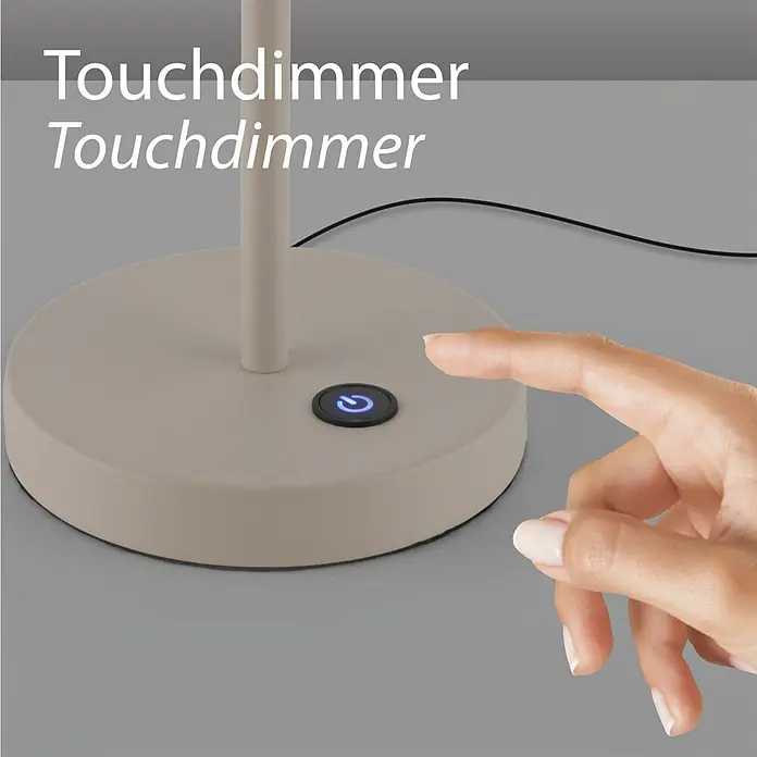 Just Light Akku-Tischleuchte Elmo - Warmweiß, IP20 - Hand drückt den blau beleuchteten Touchdimmer-Knopf auf einem hellbeigen Tischlampenfuß.