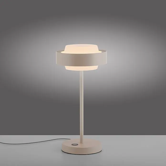 Just Light Akku-Tischleuchte Elmo - Warmweiß, IP20 - Moderne cremefarbene Tischleuchte mit geschichtetem Rundschirm, die warmes Licht abstrahlt.