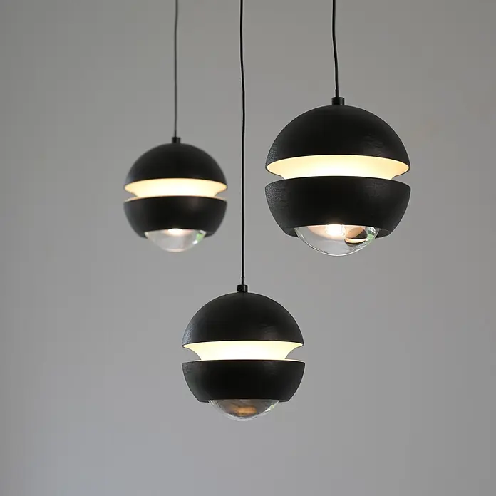 Just Light LED-Pendelleuchte Lini - 13,5 W, L x B x H: 10 x 60 x 22 cm, Schwarz, Warmweiß - Drei schwarze, kugelförmige Pendelleuchten mit beleuchtetem weißen Innenraum und klarem Glasdiffusor.
