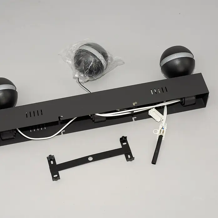 Just Light LED-Pendelleuchte Lini - 13,5 W, L x B x H: 10 x 60 x 22 cm, Schwarz, Warmweiß - Schwarze lineare Leuchte mit zwei kugelförmigen Leuchtköpfen, Verkabelung und Montagehalterung, unmontiert.