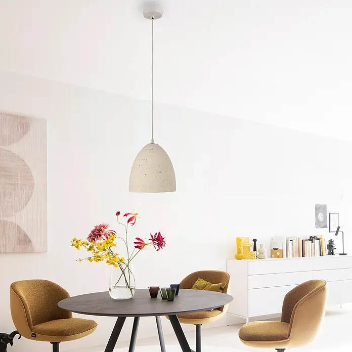 Just Light Pendelleuchte Traventa - 40 W, L x B x H: 21 x 21 x 120 cm, Travertinoptik, E27, Anzahl Leuchtmittel: 1 Stk. - Hellgraue, eiförmige Beton-Pendelleuchte über einem Esstisch.
