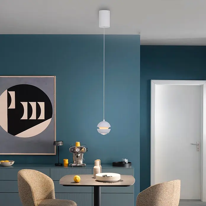 Just Light LED-Pendelleuchte Lini - 4,5 W, L x B x H: 10 x 10 x 10 cm, Weiß, Warmweiß - Weiße geschichtete Pendelleuchte beleuchtet einen modernen Essbereich über einem Tisch.