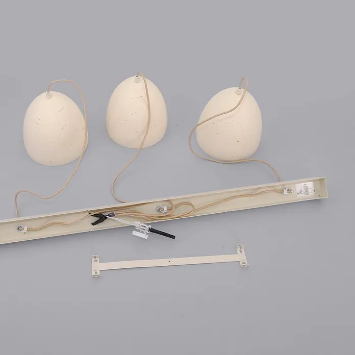Just Light Pendelleuchte Traventa - L x B x H: 115 x 21 x 120 cm, Travertinoptik, E27, Anzahl Leuchtmittel: 3 Stk. - Drei cremefarbene, eiförmige Pendelleuchten mit beiger Verkabelung, verbunden mit einer cremefarbenen, rechteckigen Montagebasis und Halterung.