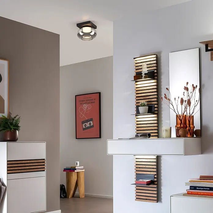 Just Light LED-Deckenleuchte Sia - 4,5 W, L x B x H: 20 x 20 x 14,4 cm, Rauchglas/ Schwarz, Warmweiß - Moderner Garderobenschrank mit weißer Konsole, beleuchteten Holzlamellenregalen und großem Spiegel.