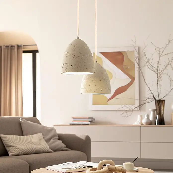 Just Light Pendelleuchte Traventa - 40 W, L x B x H: 21 x 21 x 120 cm, Travertinoptik, E27, Anzahl Leuchtmittel: 1 Stk. - Zwei hellgraue Beton-Pendelleuchten beleuchten ein modernes Wohnzimmer.