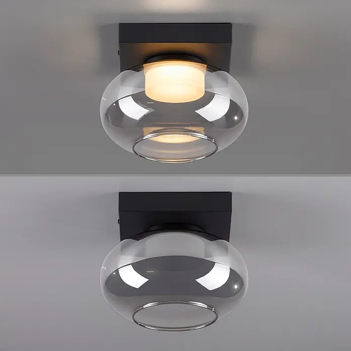 Just Light LED-Deckenleuchte Sia - 4,5 W, L x B x H: 20 x 20 x 14,4 cm, Rauchglas/ Schwarz, Warmweiß - Schwarze Deckenleuchte mit rauchfarbenem Glaskugelschirm, ein- und ausgeschaltet dargestellt.