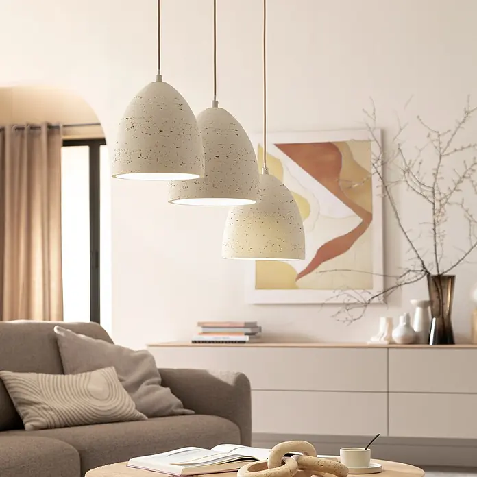 Just Light Pendelleuchte Traventa - L x B x H: 115 x 21 x 120 cm, Travertinoptik, E27, Anzahl Leuchtmittel: 3 Stk. - Drei helle, strukturierte Pendelleuchten beleuchten ein modernes Wohnzimmer.