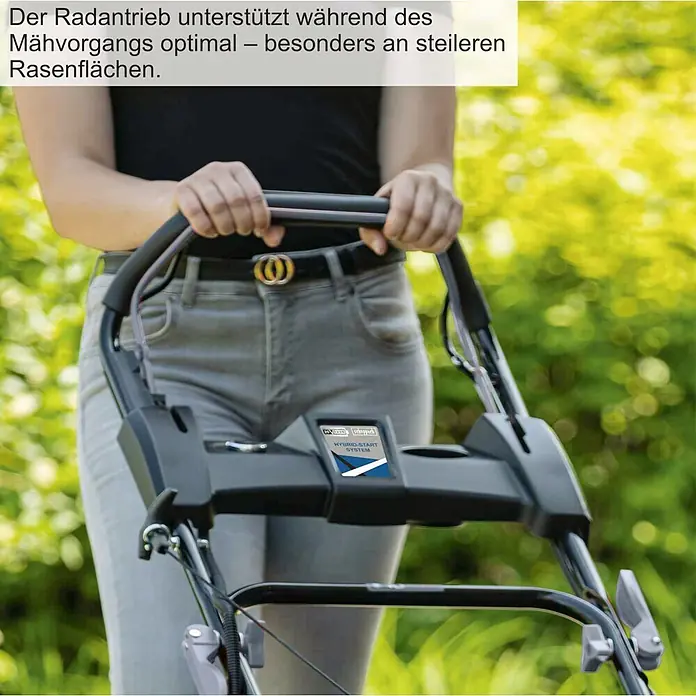 Scheppach Benzin-Rasenmäher PML530-225E - 4,4 kW, 224 cm³, Schnittbreite: 53 cm - Person bedient schwarzen Rasenmäher mit „Hybrid-Start System“ auf dem Bedienfeld.