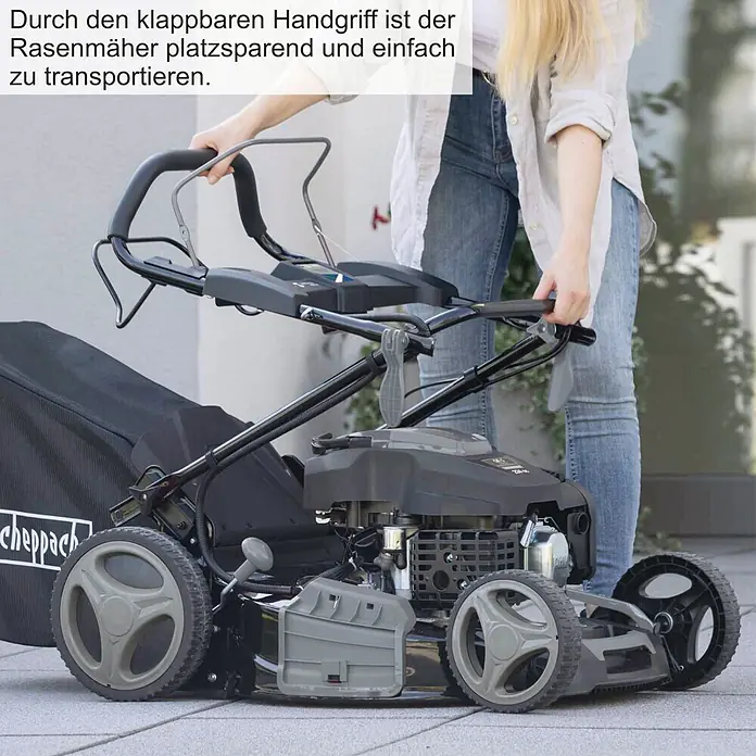 Scheppach Benzin-Rasenmäher PML530-225E - 4,4 kW, 224 cm³, Schnittbreite: 53 cm - Eine Person demonstriert einen dunkelgrauen Rasenmäher mit klappbarem Handgriff für platzsparende Lagerung und einfachen Transport.