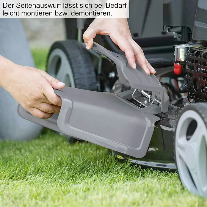 Scheppach Benzin-Rasenmäher PML530-225E - 4,4 kW, 224 cm³, Schnittbreite: 53 cm - Grauer Kunststoff-Seitenauswurf wird von Händen an einem Rasenmäher montiert.