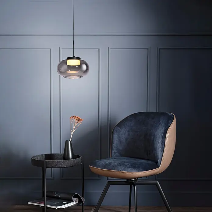Just Light LED-Pendelleuchte Sia - 4,5 W, L x B x H: 80 x 20 x 20 cm, Rauchglas/ Schwarz, Warmweiß, Anzahl Leuchtmittel: 1 Stk. - Graue Rauchglas-Pendelleuchte mit schwarzem Aufsatz, warmes Licht spendend, über Beistelltisch und Sessel in modernem Raum.