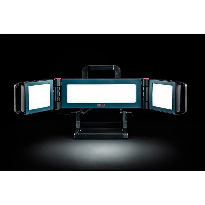 Mareld LED-Strahler Vapor 20000 App & Sensor - 200 W, 20.000 lm, 6.500 K, L x B x H: 43 x 6,7 x 32 cm, IP65 - Ein dreiteiliger LED-Arbeitsscheinwerfer mit dunkelblau-grauem Rahmen, schwarzem Griff und Ständer, alle Paneele hell beleuchtet.
